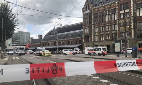 Συναγερμός στο Άμστερνταμ: Πυροβόλησαν αστυνομικό ρεπόρτερ στη μέση του δρόμου