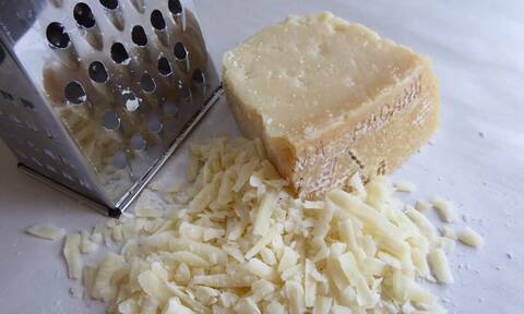 Είστε σίγουροι πως δεν τρίβετε λάθος το τυρί; - Αυτός είναι ο σωστός τρόπος (pics)