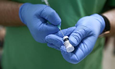 Εμβολιασμός - μαϊμού στη Βούλα: Το κόλπο του ορθοπεδικού με τους «αγχωμένους» φίλους
