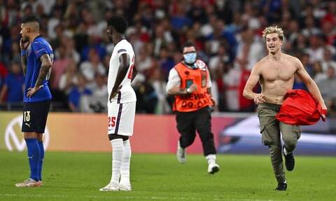 Euro 2020: Εισβολέας στον τελικό - Έκαναν... σπριντ για να τον πιάσουν οι security