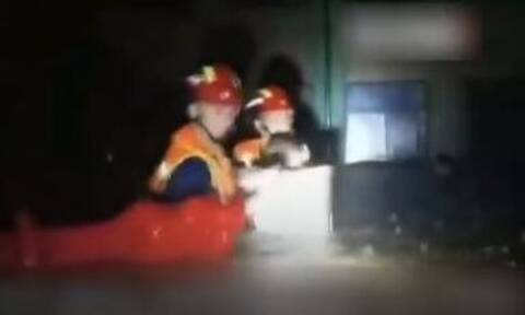 Καταστροφικές βροχές και φονικές πλημμύρες στην Κίνα: Άνθρωποι πνίγηκαν μέσα σε σήραγγες μετρό