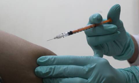 Κορονοϊός: Ποιοι θα κάνουν πρώτοι την τρίτη δόση του εμβολίου