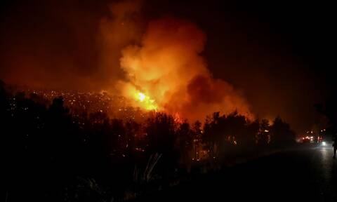 Φωτιά ΤΩΡΑ: Ολονύχτια μάχη με τις φλόγες στην Κορινθία - Ανεξέλγκτο το πύρινο μέτωπο