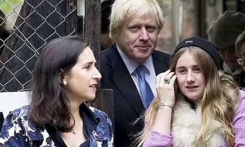 Λάρα Τζόνσον: Η κόρη του Βρετανού πρωθυπουργού ποζάρει ως μοντέλο και αποθεώνει τις καμπύλες