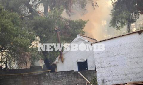 Ρεπορτάζ Newsbomb.gr - Φωτιά στη Σταμάτα: Δραματικές εικόνες - Στις αυλές των σπιτιών οι φλόγες