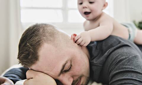 Όταν τα μωράκια ξυπνούν τον μπαμπά - Ξεκαρδιστικό βίντεο