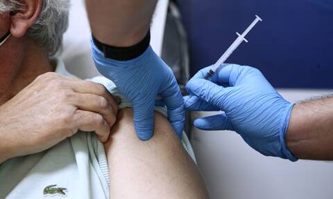 Κορονοϊός: Έμβολιάστηκες; Έχεις τουλάχιστον 3 φορές λιγότερες πιθανότητες να κολλήσεις
