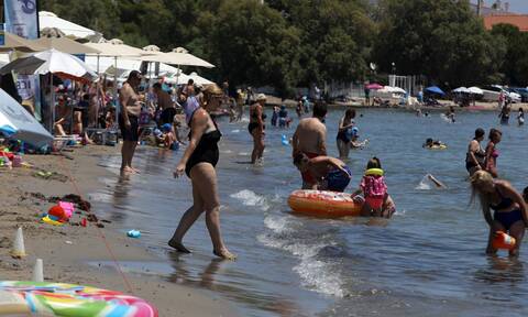 Ανοίγουν δωρεάν οργανωμένες παραλίες λόγω καύσωνα το τριήμερο