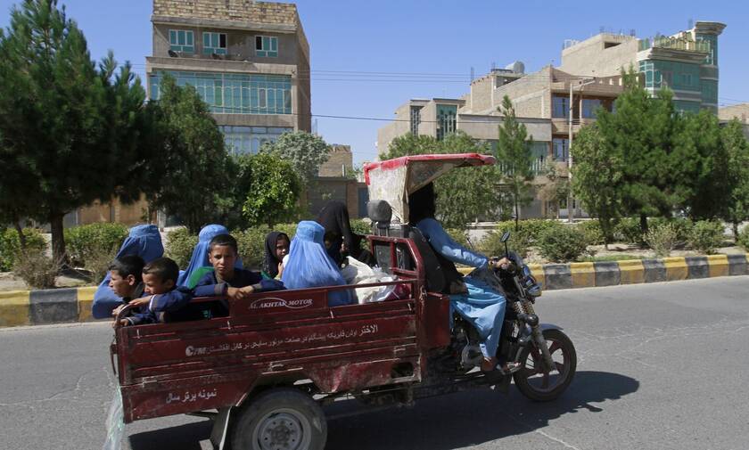 Aφγανοί πολίτες εγκαταλείπουν τα σπίτια τους λόγω της προέλασης των Ταλιμπάν