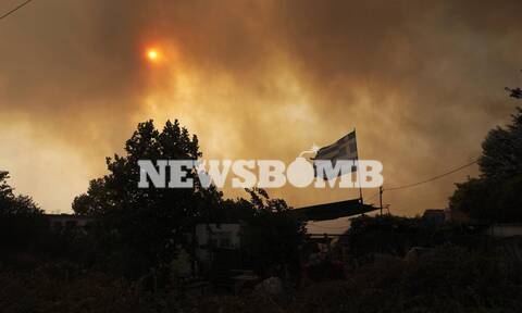 LIVE BLOG - Κόλαση φωτιάς στη Βαρυμπόμπη: Κάηκαν σπίτια - Ελπίδες στα εναέρια μέσα