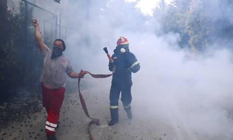 Φωτιά Βαρυμπόμπη: Ολονύχτια συνδρομή του Ελληνικού Ερυθρού Σταυρού στο μέτωπο της φωτιάς