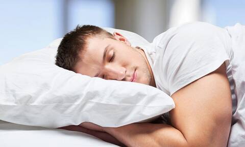 Πώς θα κοιμηθείς το βράδυ χωρίς να ιδρώνεις από την ζέστη