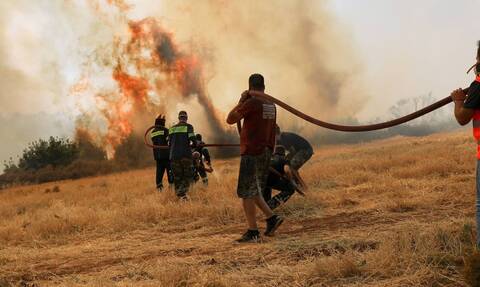 Φωτιά ΤΩΡΑ: Οι φλόγες έφτασαν στη Σταμάτα – Καίγονται σπίτια σε Πευκόφυτο, Ιπποκράτειο Πολιτεία