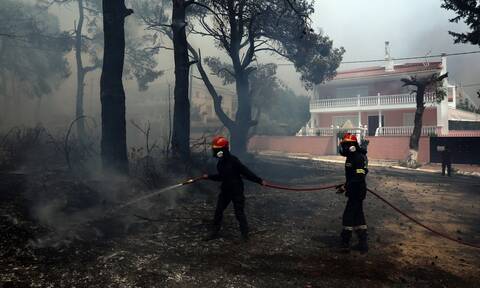 Φωτιά στην Αττική: Πώς η πυρκαγιά μπήκε στην πλατεία του Κρυονερίου