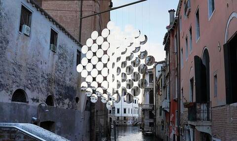 Στη Βενετία η γιγαντιαία εγκατάσταση «Slow Lens»