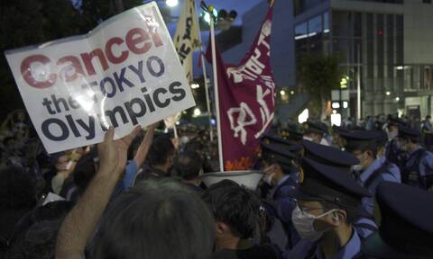 Ολυμπιακοί Αγώνες: Τελετή λήξης με αντιδράσεις - Διαδηλωτές έξω από το στάδιο (photos)