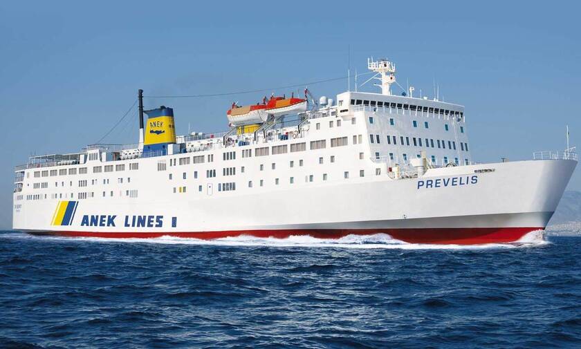 Το πλοίο «Πρέβελης» προσέκρουσε στο λιμάνι της Ανάφης – Ταλαιπωρία για 395 επιβάτες