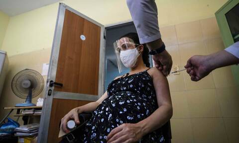 CDC: Τα εμβόλια κατά του κορονοϊού είναι ασφαλή για τις εγκύους - Δεν αυξάνουν τον κίνδυνο αποβολής