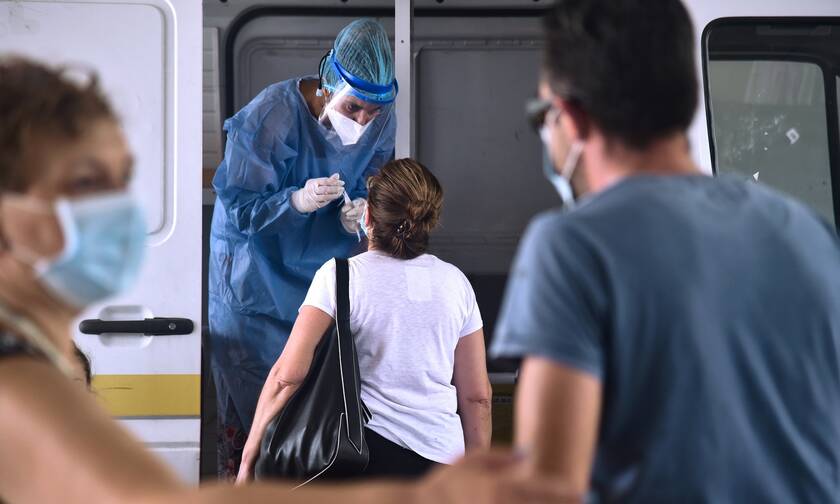 Τζανάκης στο Newsbomb.gr: «Ταβάνι» τα 4.500 κρούσματα – Κινδυνεύουν από τη Δέλτα οι ανεμβολίαστοι