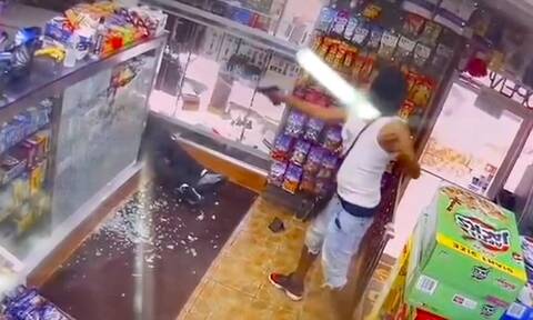 ΗΠΑ: Ένοπλος εκτέλεσε εν ψυχρώ έναν 21χρονο σε σούπερ μάρκετ στο Μπρονξ – Το βίντεο σοκάρει