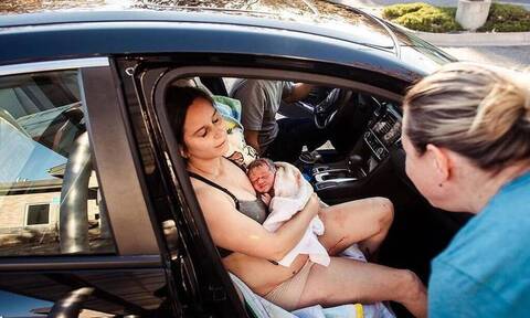 Nεαρή μητέρα γέννησε καθ’ οδόν για το μαιευτήριο - Μοναδικές φώτο