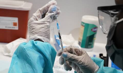 Κορονοϊός: Οι ΗΠΑ χορηγούν οριστική άδεια στο εμβόλιο της Pfizer τη Δευτέρα