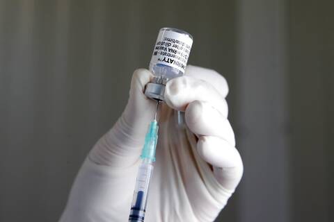 Υποχρεωτικός εμβολιασμός: Σε αναστολή 10 εργαζόμενοι σε 18 δομές φιλοξενίας