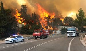 Φωτιά ΤΩΡΑ: Εκκενώνονται τα Βίλια και ο Προφήτης Ηλίας με μήνυμα του 112 λόγω της μεγάλης πυρκαγιάς