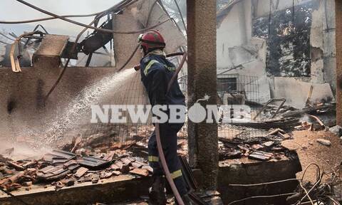 Σκληρή μάχη με τις φλόγες στα Βίλια: Καταστροφές σε σπίτια, υποψίες για εμπρησμούς
