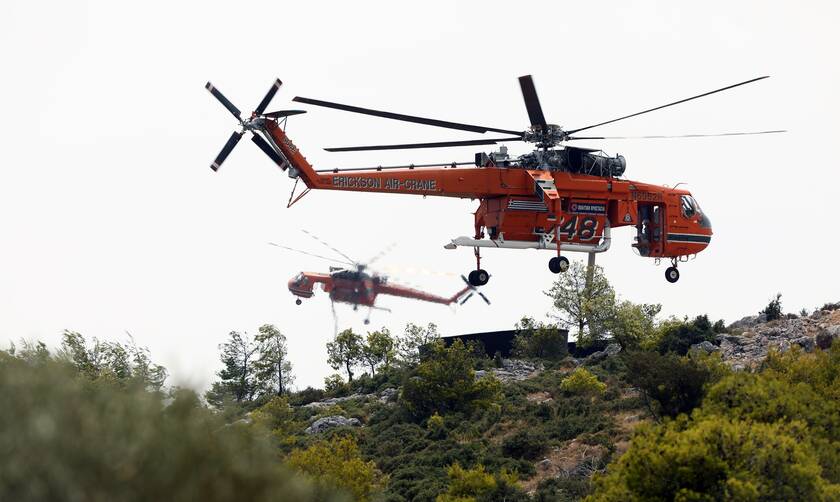 Σε ύφεση η φωτιά στα Βίλια: Ρίψεις νερού από ένα ελικόπτερο και δύο αεροσκάφη