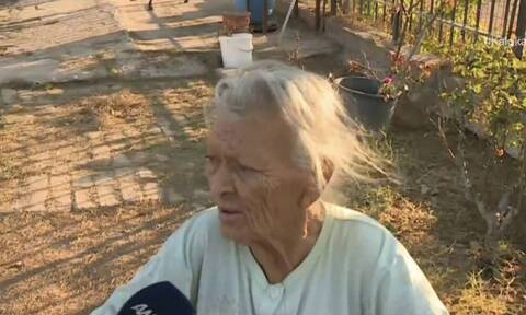 Φωτιά στη Βαρυμπόμπη: Συγκινεί η ηλικιωμένη που συνεχίζει να ζει στο καμένο της σπίτι