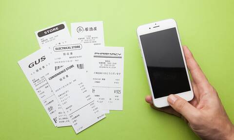 Χάρτινες αποδείξεις και smartphones επιστρατεύονται στη μάχη κατά της φοροδιαφυγής.