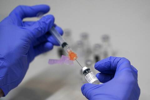 ΠΙΣ: Να απαντήσουν στην υποχρεωτικότητα με μαζικό εμβολιασμό οι υγειονομικοί