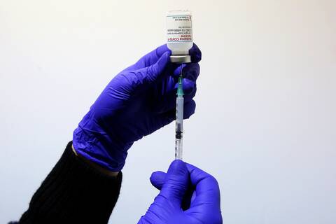 Τι θα γίνει με τους υγειονομικούς που θα εμβολιαστούν εκ των υστέρων - Πώς θα επιστρέψουν