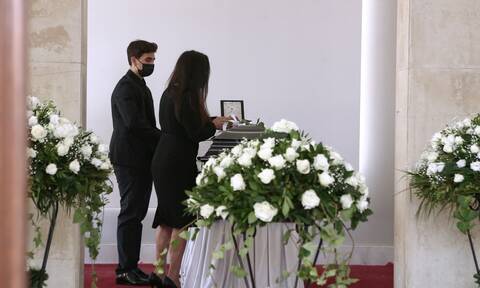 Κηδεία Άκη Τσοχατζόπουλου: «Λύγισε» η Βίκυ Σταμάτη μπροστά από το φέρετρο (photos)