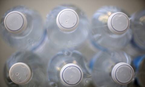Koρονοϊός: Η Ταϊλάνδη ανακυκλώνει πλαστικά μπουκάλια και τα μετατρέπει σε προστατευτικές στολές