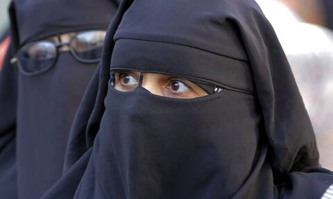 Αφγανιστάν: Οι φοιτήτριες θα πρέπει να φορούν αμπάγια και νικάμπ
