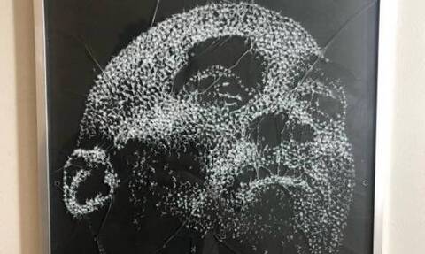 Αριστούργημα! Πορτρέτο του Κόμπι Μπράιαντ σε ραγισμένο γυαλί (video)