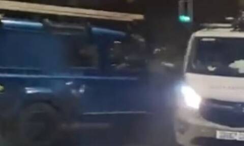 Βίντεο: Μαινόμενος οδηγός σπέρνει τον τρόμο σε πόλη της Αγγλίας