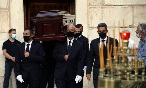 Μίκης Θεοδωράκης: Για δεύτερη ημέρα σε λαϊκό προσκύνημα η σορός του - Την Πέμπτη η ταφή στα Χανιά