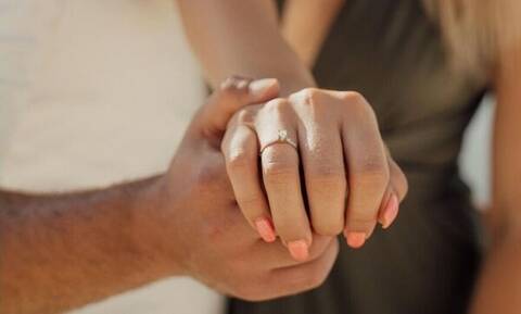 Γνωστό ζευγάρι παντρεύεται - Η ρομαντική πρόταση γάμου στην Σαντορίνη (pics)