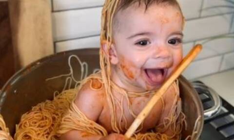 Μωρό μπήκε σε κατσαρόλα με μακαρόνια – Το βίντεο που πρέπει να δείτε