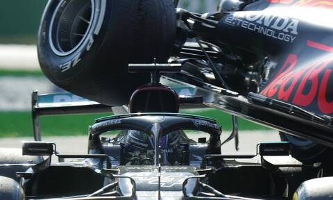Formula 1: Γλίτωσε από θαύμα ο Χάμιλτον - Τρομακτική σύγκρουση με τον Φερστάπεν (video+photos)