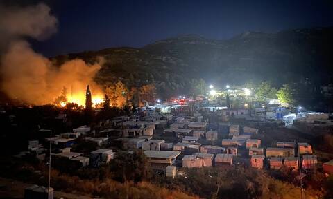 Φωτιά στη Σάμο: Υπό έλεγχο η πυρκαγιά στο ΚΥΤ Βαθέος