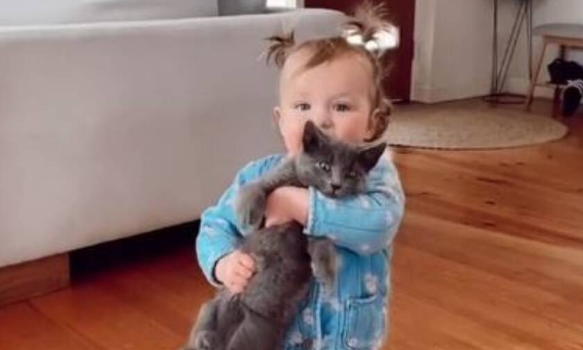 Το βίντεο με το μωρό και τη γάτα του που είδαν πάνω από 4,4 εκατομμύρια χρήστες