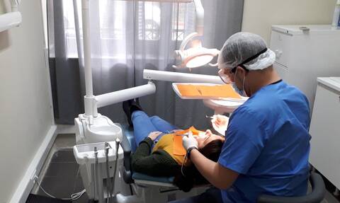 Αντιδράσεις οδοντιάτρων με τη νέα ΚΥΑ - Ζητούν προαιρετικά και όχι υποχρεωτικά τεστ