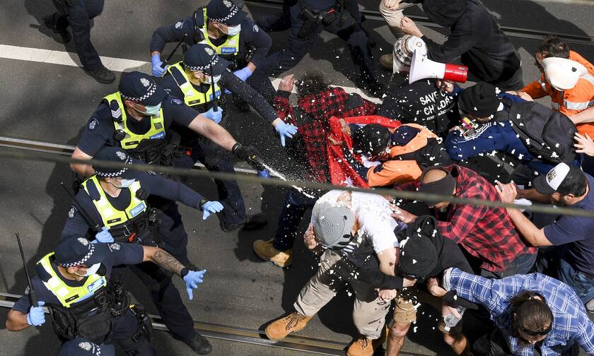 Aστυνομικοί συγκρούονται με διαδηλωτές στη Μελβούρνη