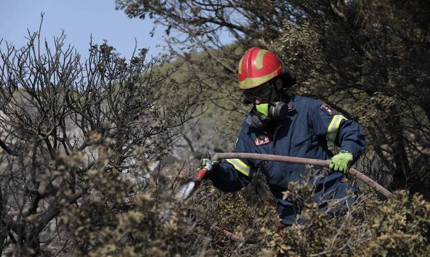 Φωτιά στην Κάρπαθο: Μάχη των πυροσβεστικών δυνάμεων για την κατάσβεση των δύο πυρκαγιών