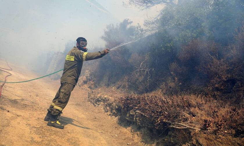 Κοζάνη: Σε εξέλιξη η φωτιά σε θαμνώδεις εκτάσεις
