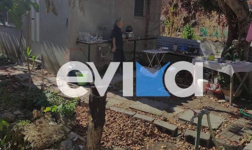 Εύβοια: Με δάκρυα στα μάτια βλέπει τους εθελοντές να καθαρίζουν το καμένο της σπίτι